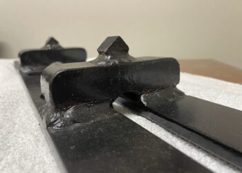 ぬかるみでも滑りにくい。鉄キャタ用すべり止め！