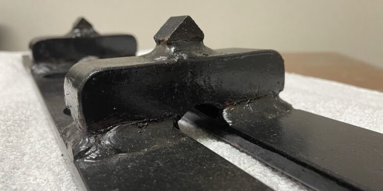 ぬかるみでも滑りにくい。鉄キャタ用すべり止め！