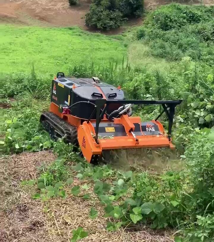 つる草・傾斜でも作業可能なラジコンマルチャー「RCU-55」デモの様子を